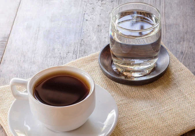 Почему кофе подают с водой